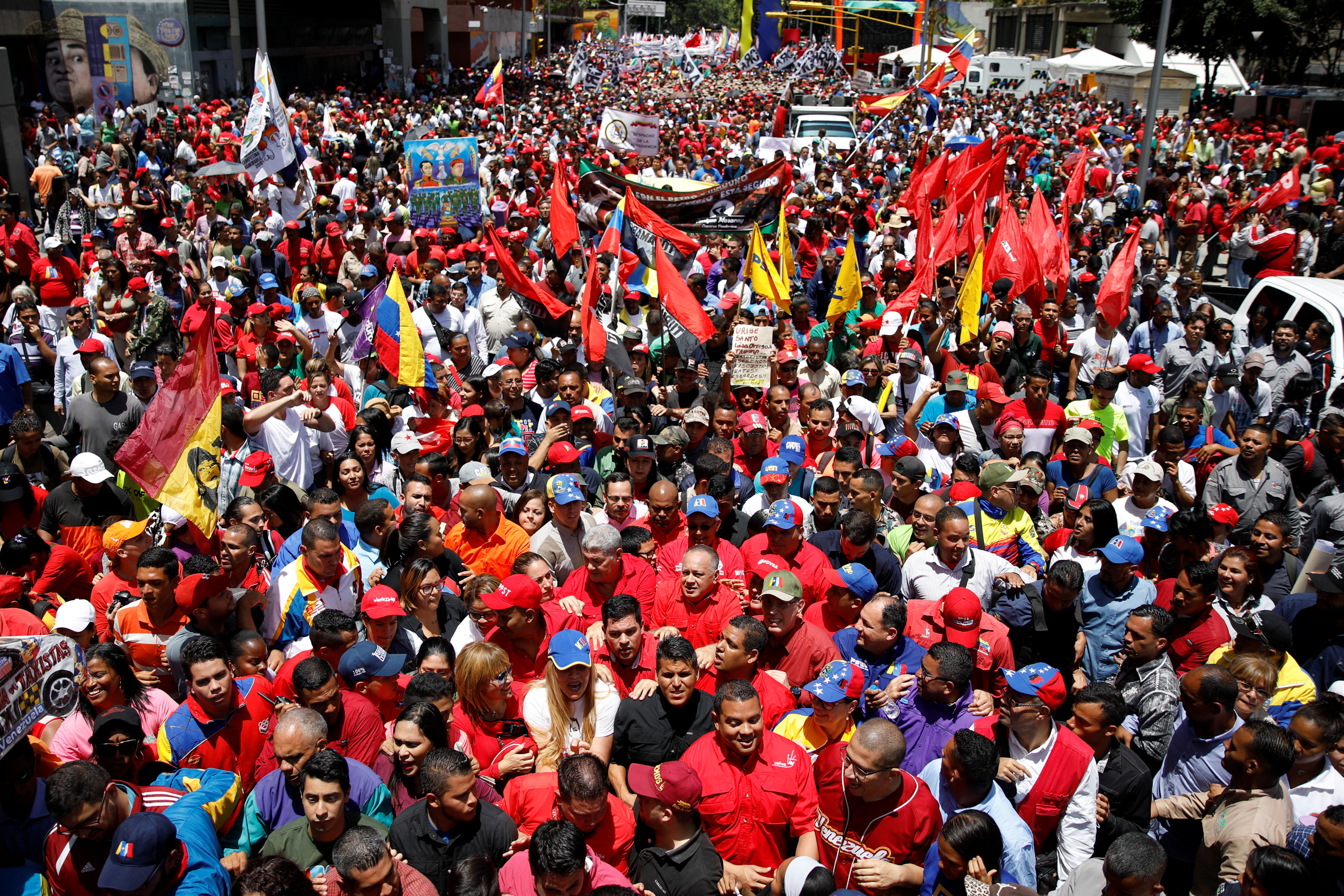 الفنزويليون فى مسيرات تأييد لمادورو 
