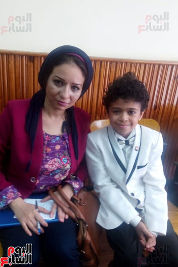 الزميلة إيمان مهنى مع الطفل الموهوب محمد نادر الزميلة إيمان مهنى مع الطفل الموهوب محمد نادر