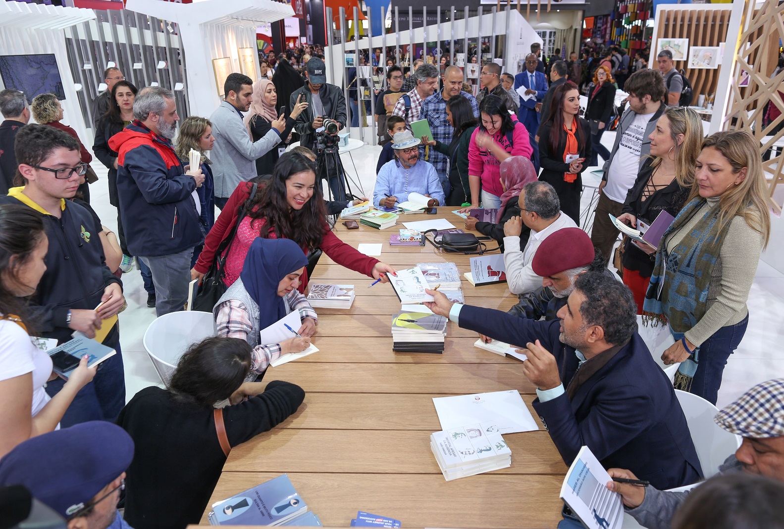 كاتب الإمارات  يوقعون مؤلفاتهم بالبرتغالية للقراء فى معرض ساو باولو (1)