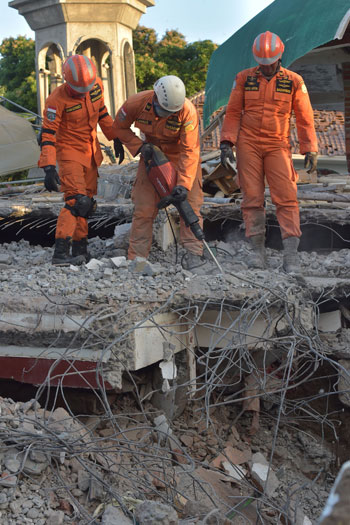 عمال الإنقاذ فى إندونيسيا 