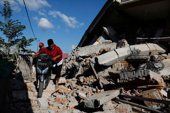 مواطنو إندونيسيا يتضررون من الزلزال 