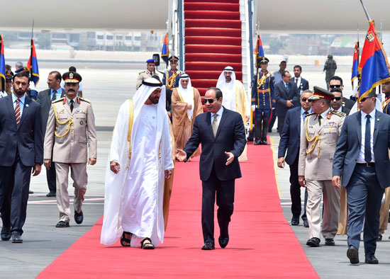 الرئيس السيسى يستقبل محمد بن زايد بمطار القاهرة (1)