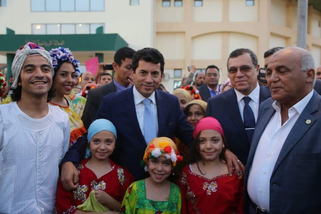 وزير الشباب مع عدد من الاطفال
