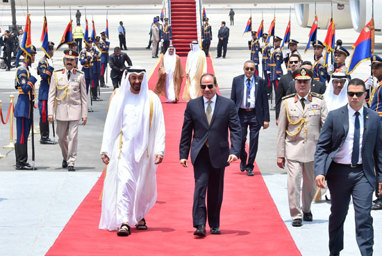 الرئيس السيسى يستقبل محمد بن زايد بمطار القاهرة (4)