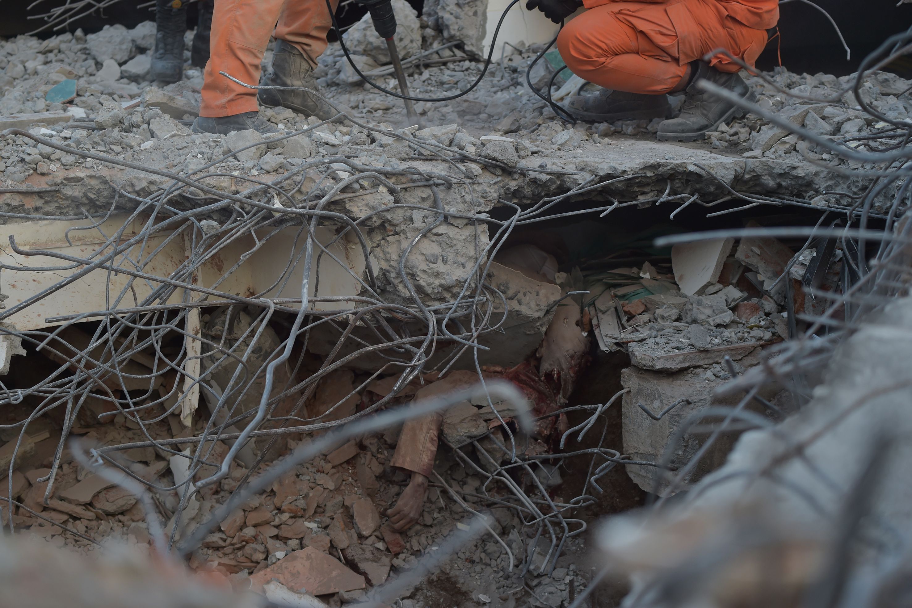 انقاذ ناجين من الزلزال المدمر 