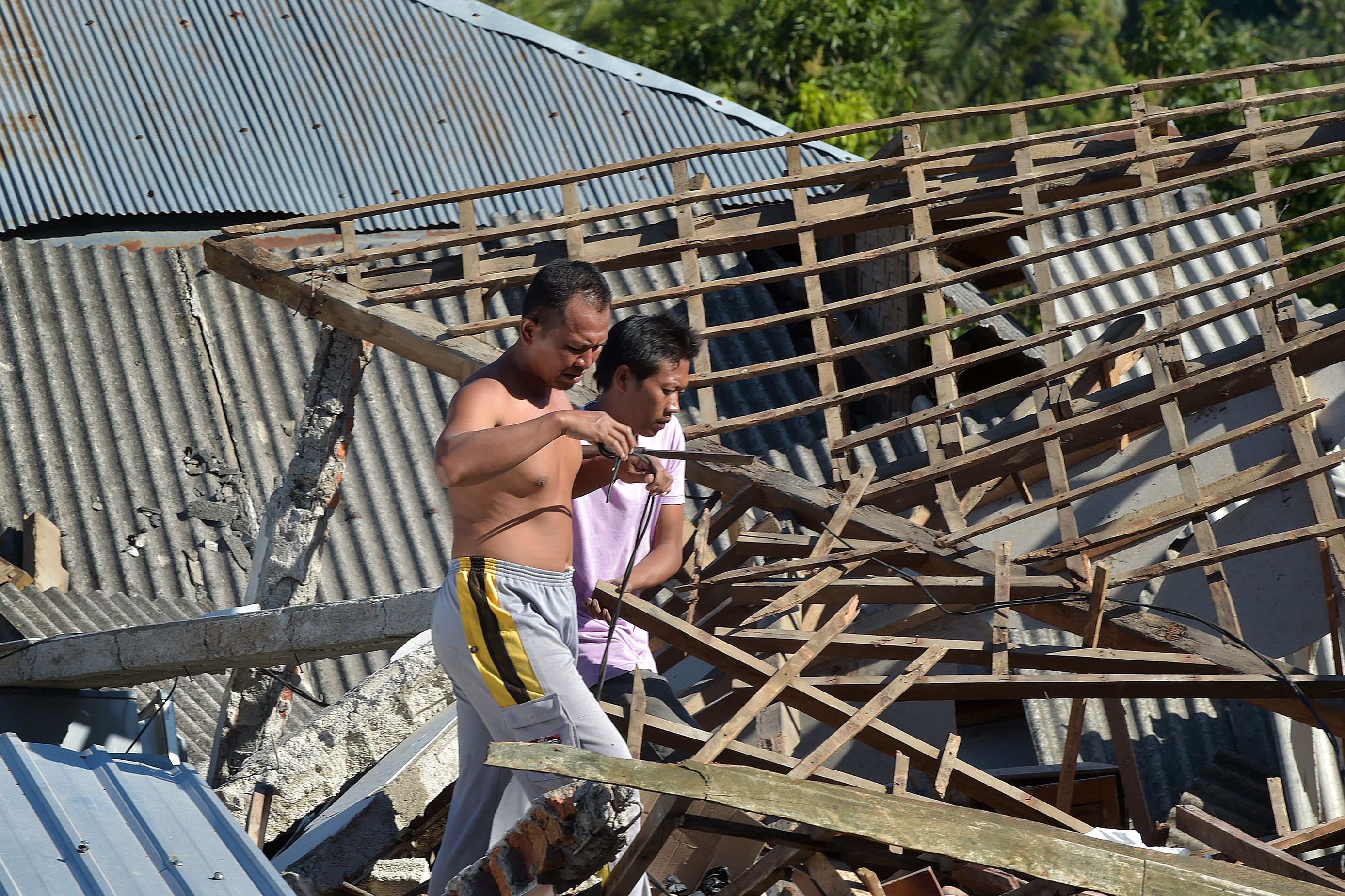 مواطنين يتحسرون على منزلهم المهدم بعد الزلزال