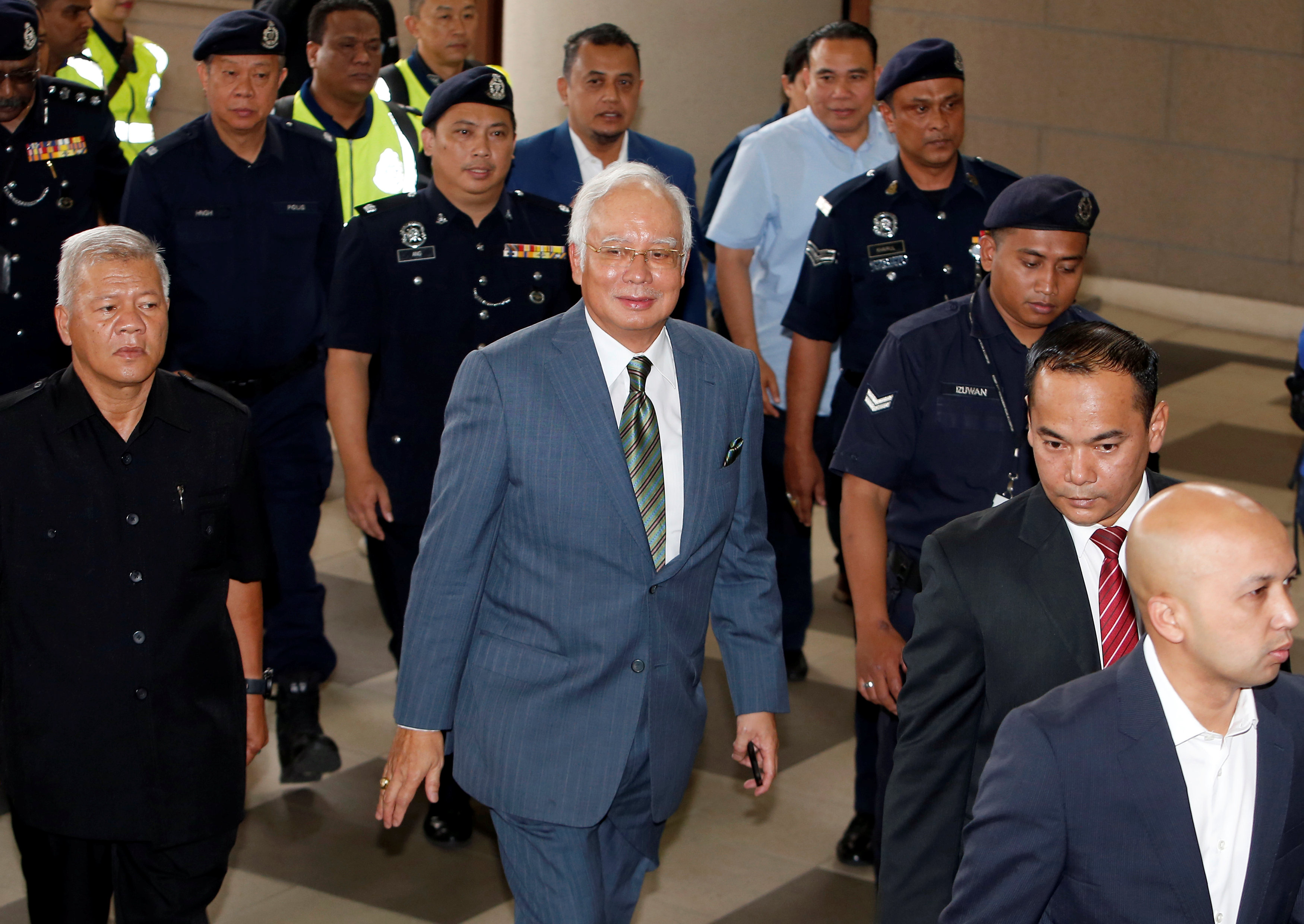 رئيس وزراء ماليزيا السابق نجيب عبدالرازق يصل المحكمة 