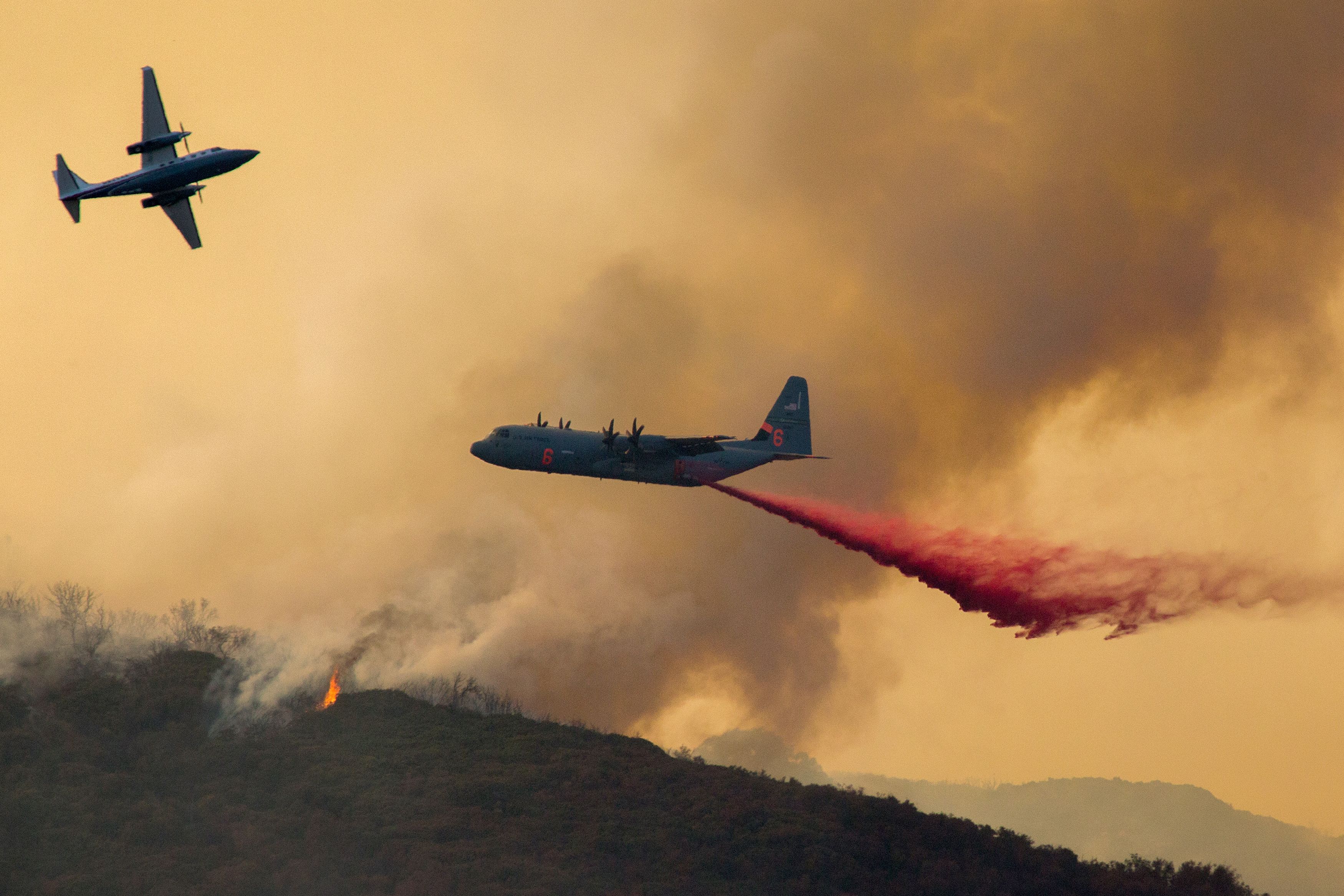 طائرات الإطفاء تحاول إخماد الحرائق