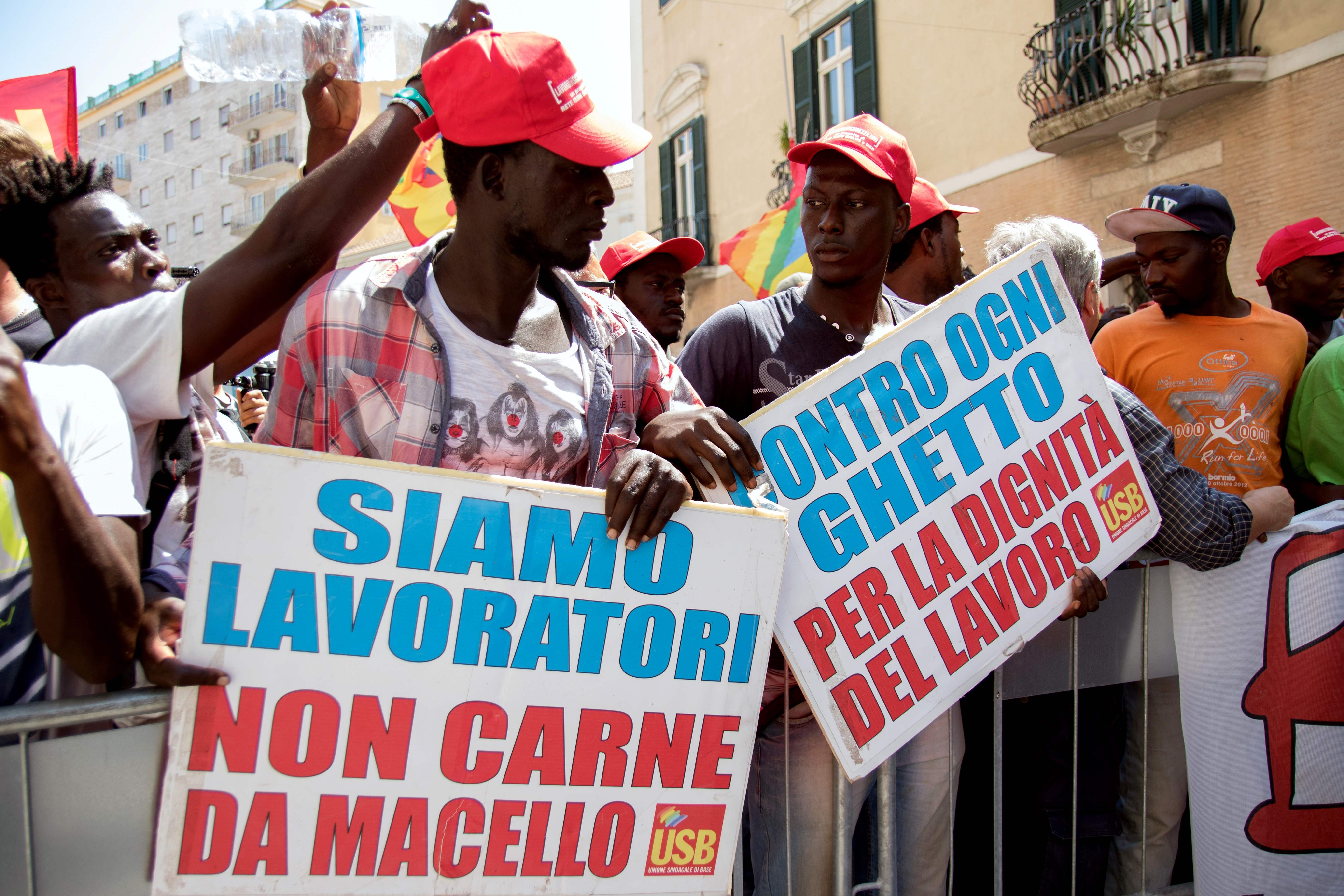 العمال الزراعين يتظاهرون فى ايطاليا