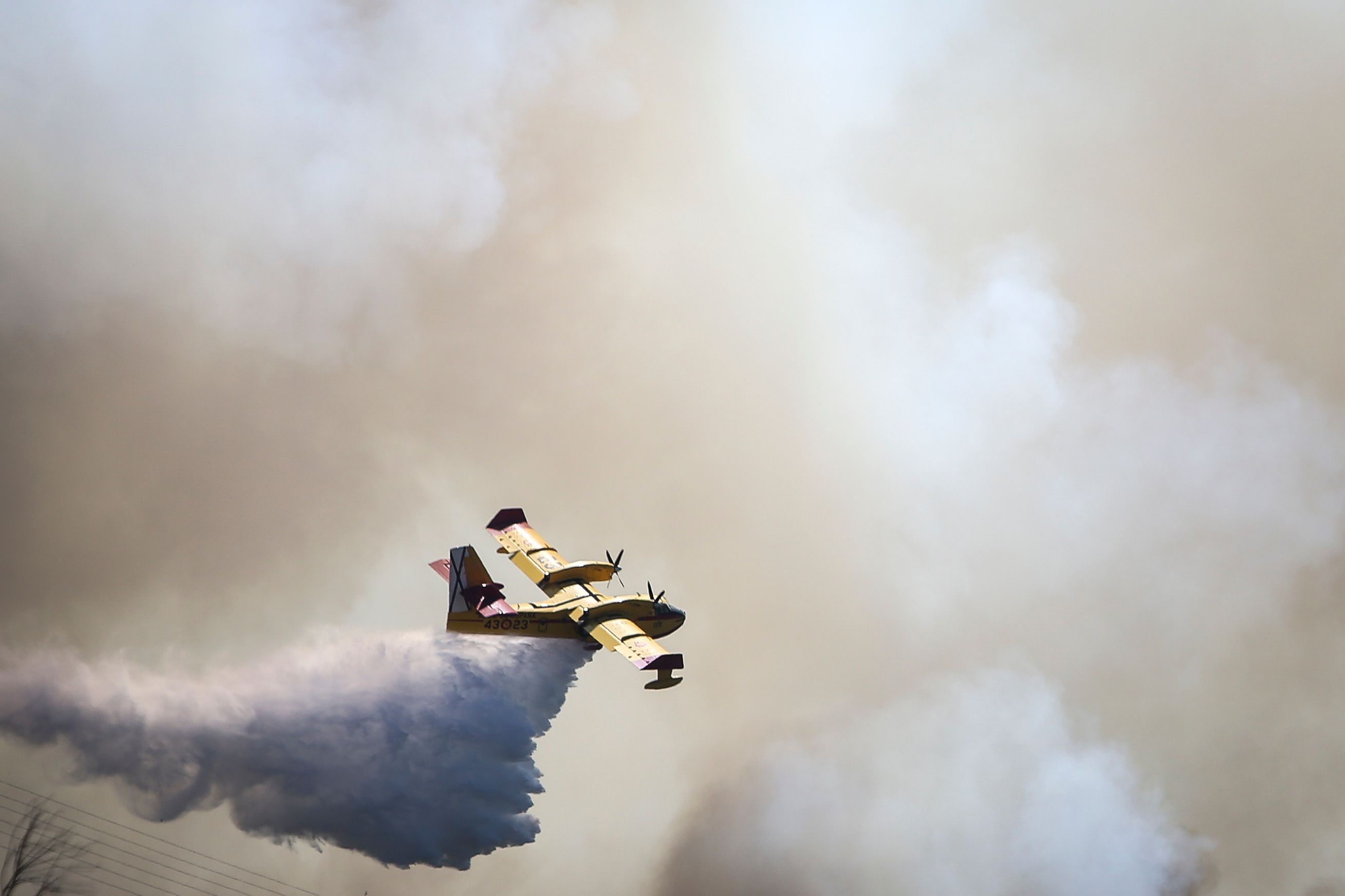 	 الطائرات تسيطر على حريق الغابات بالبرتغال