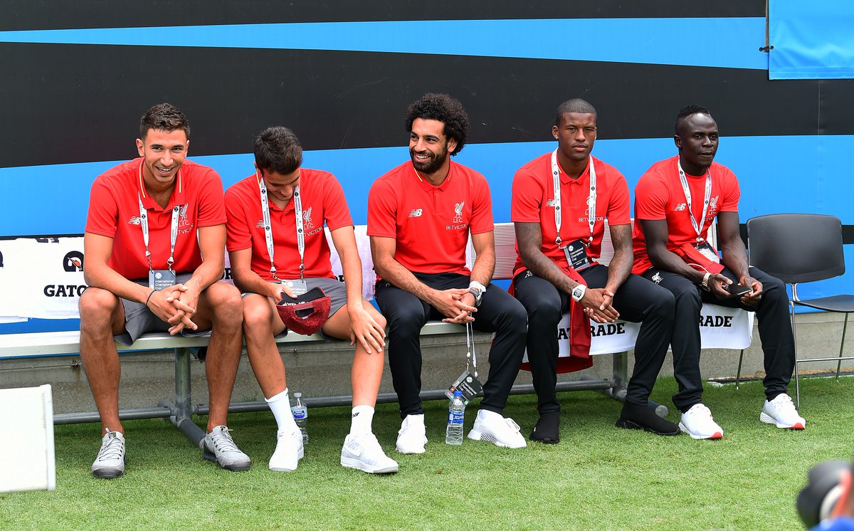 محمد صلاح مع لاعبى ليفربول