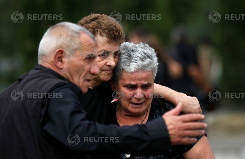 سيدة تبكى فى ذكرى الحرب الخاطفة حزنا على ضحايا جورجيا