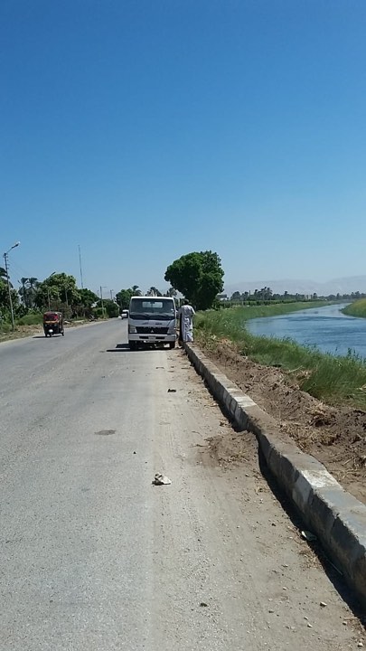تنظيف الطريق الزراعي أمام قرية الشيخ أحود