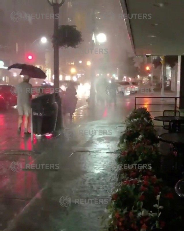 الفيضان يغرق شوارع  تورنتو