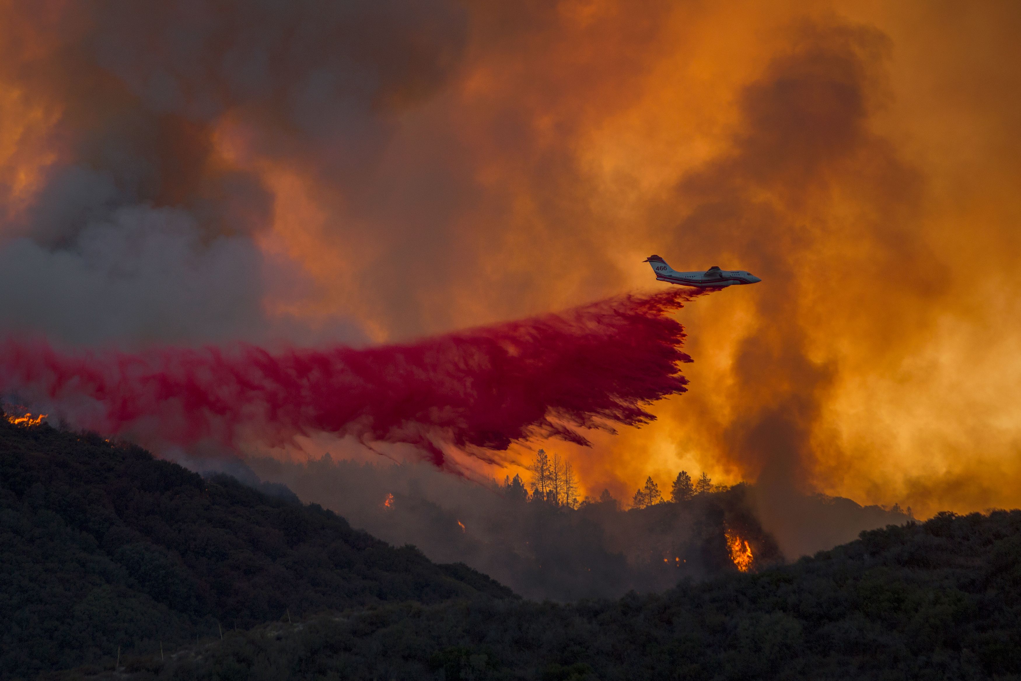 طائرة إطفاء تحاول السيطرة على حريق الغابات