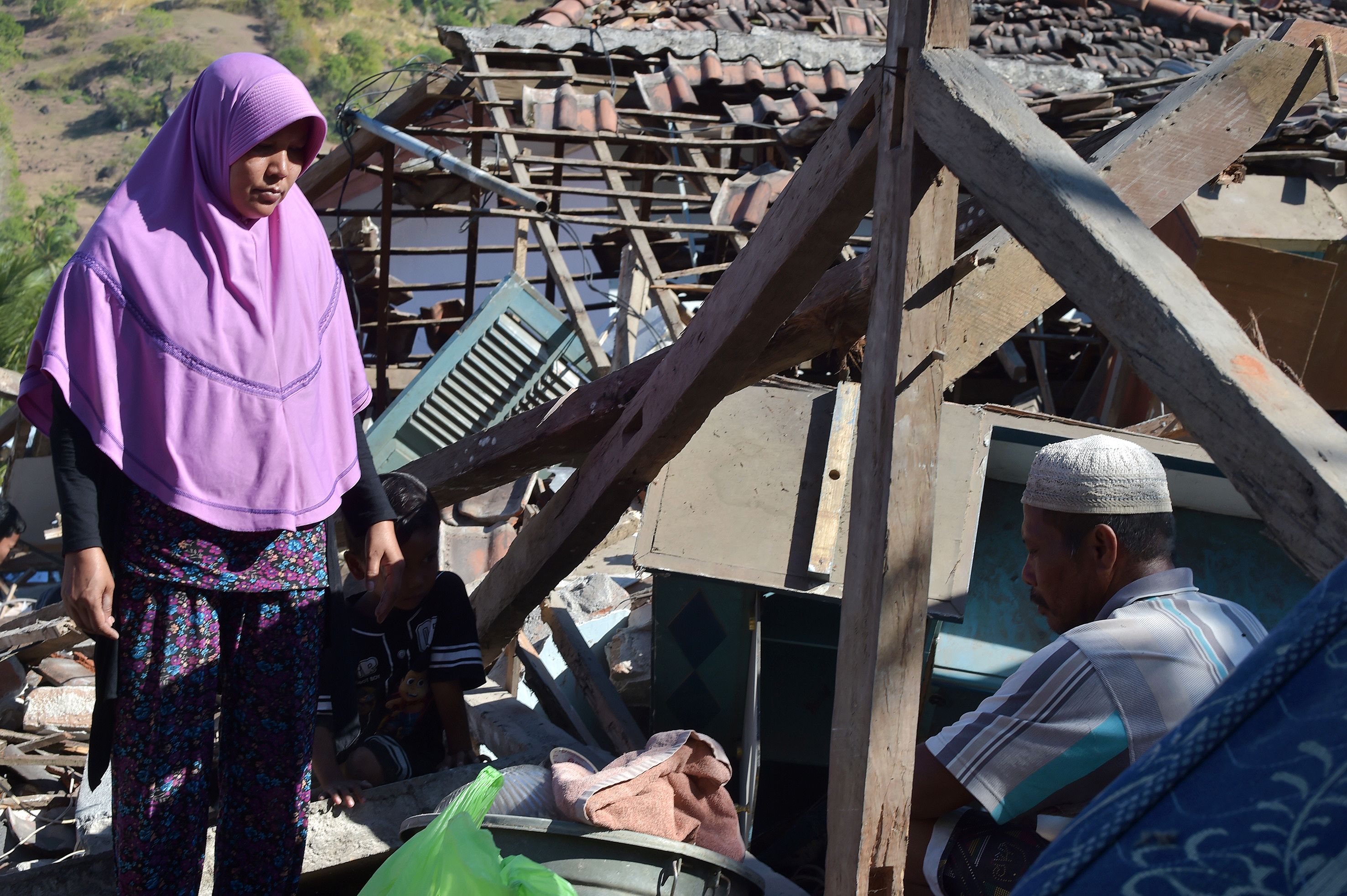 مواطنون أندونيسيين أصبحوا بلا مأوى