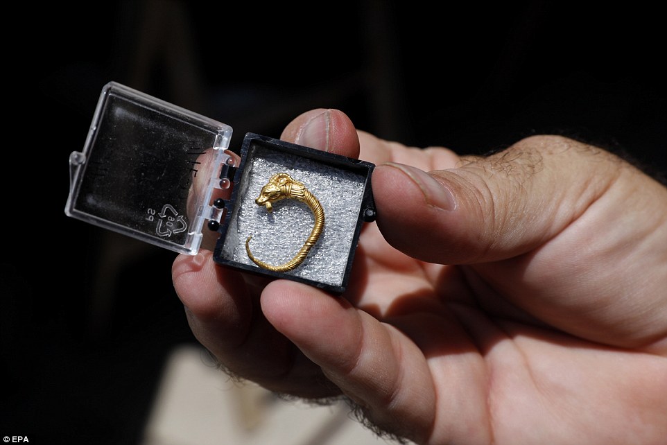 4EED5A9B00000578-6039277-The_unique_find_is_the_first_earring_found_in_Jerusalem_that_dat-a-14_1533729837123