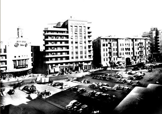 صورة لشارع فؤاد سابقًا وسينما ريفولى أقصى اليسار