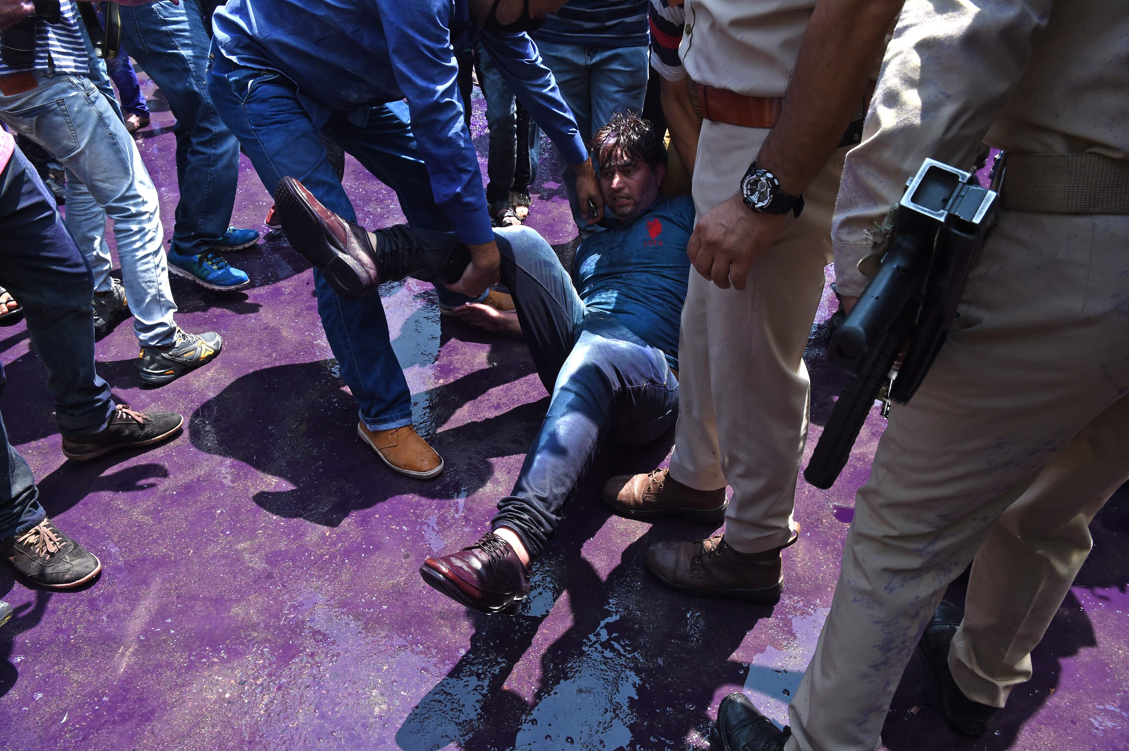 سقوط أحد المتظاهرين أثناء التظاهرة