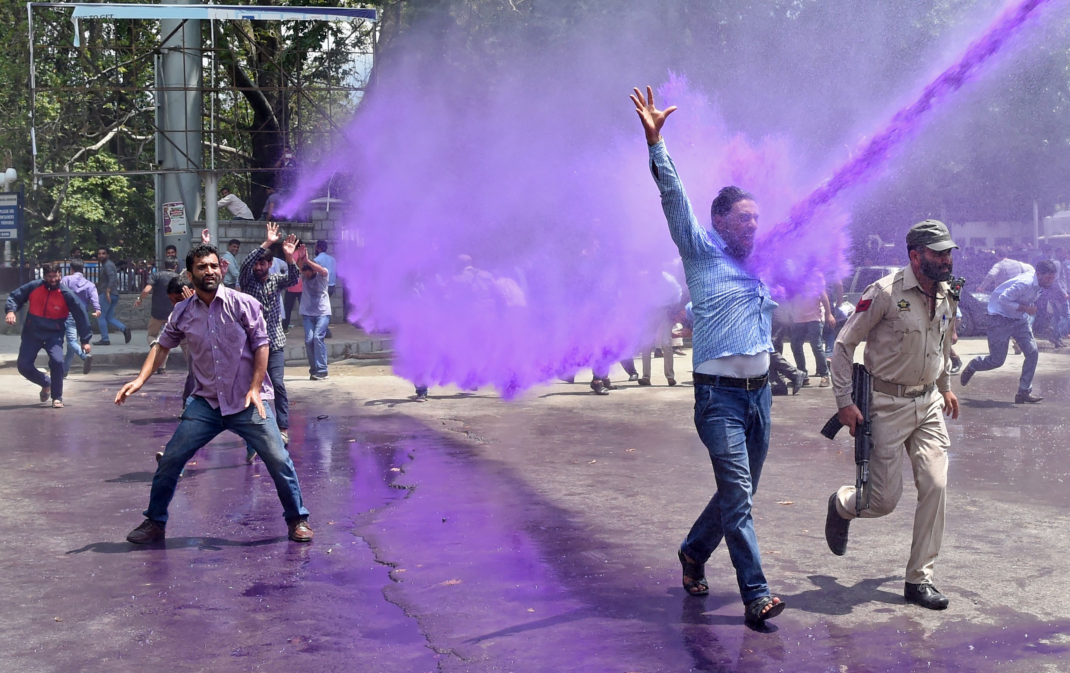 الأمت يرش المتظاهرين بالمياة الملونة