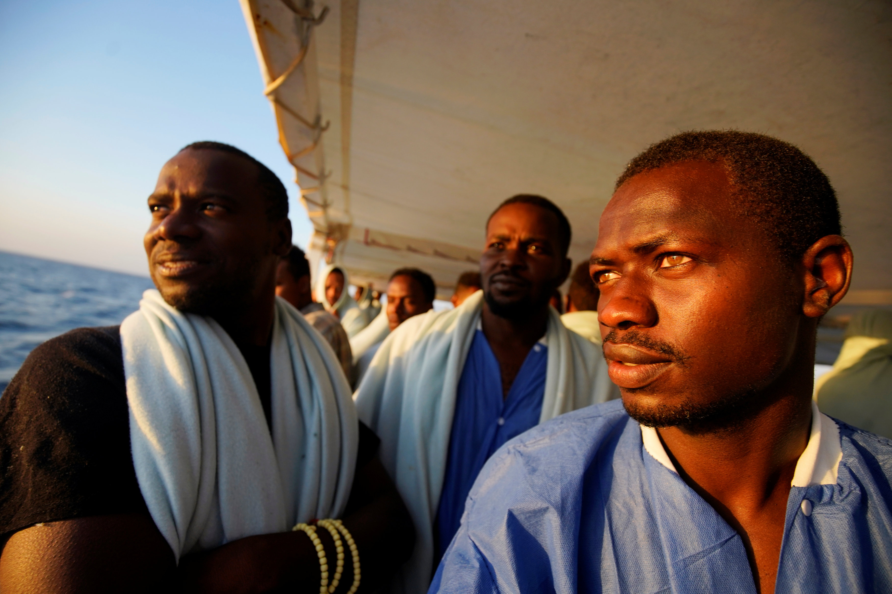 	المهاجرين عقب انقاذهم على الحدود الليبية