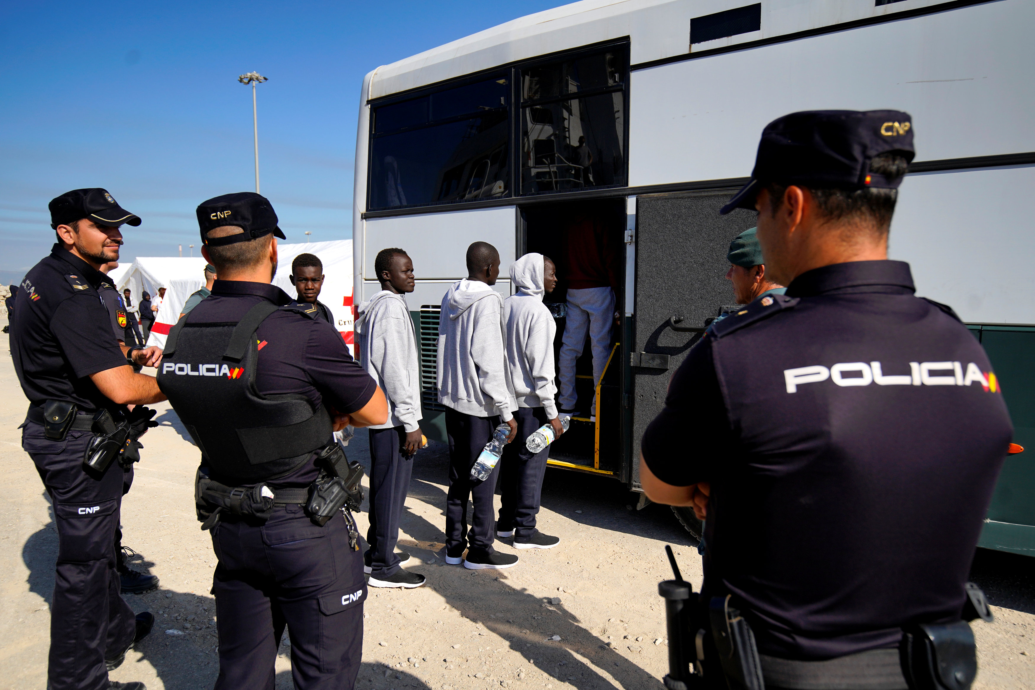 	حافلة تقل المهاجرين بعد استقبالهم فى اسبانيا