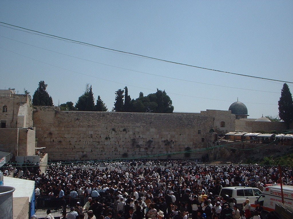احتشاد اليهود في الساحة قبالة الحائط لأداء صلاة عيد الفصح اليهودى