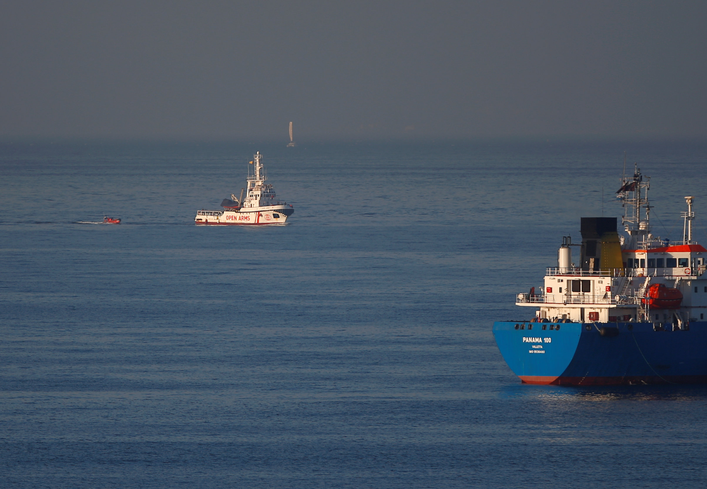 	السفينة التابعة للمنظمة الإسبانية غير الحكومية "أوبن آرمس" بعد انقاذ المهاجرين