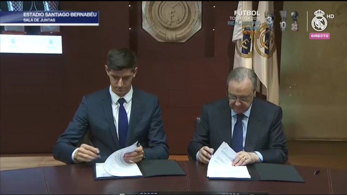كورتوا ورئيس ريال مدريد خلال توقيع العقود