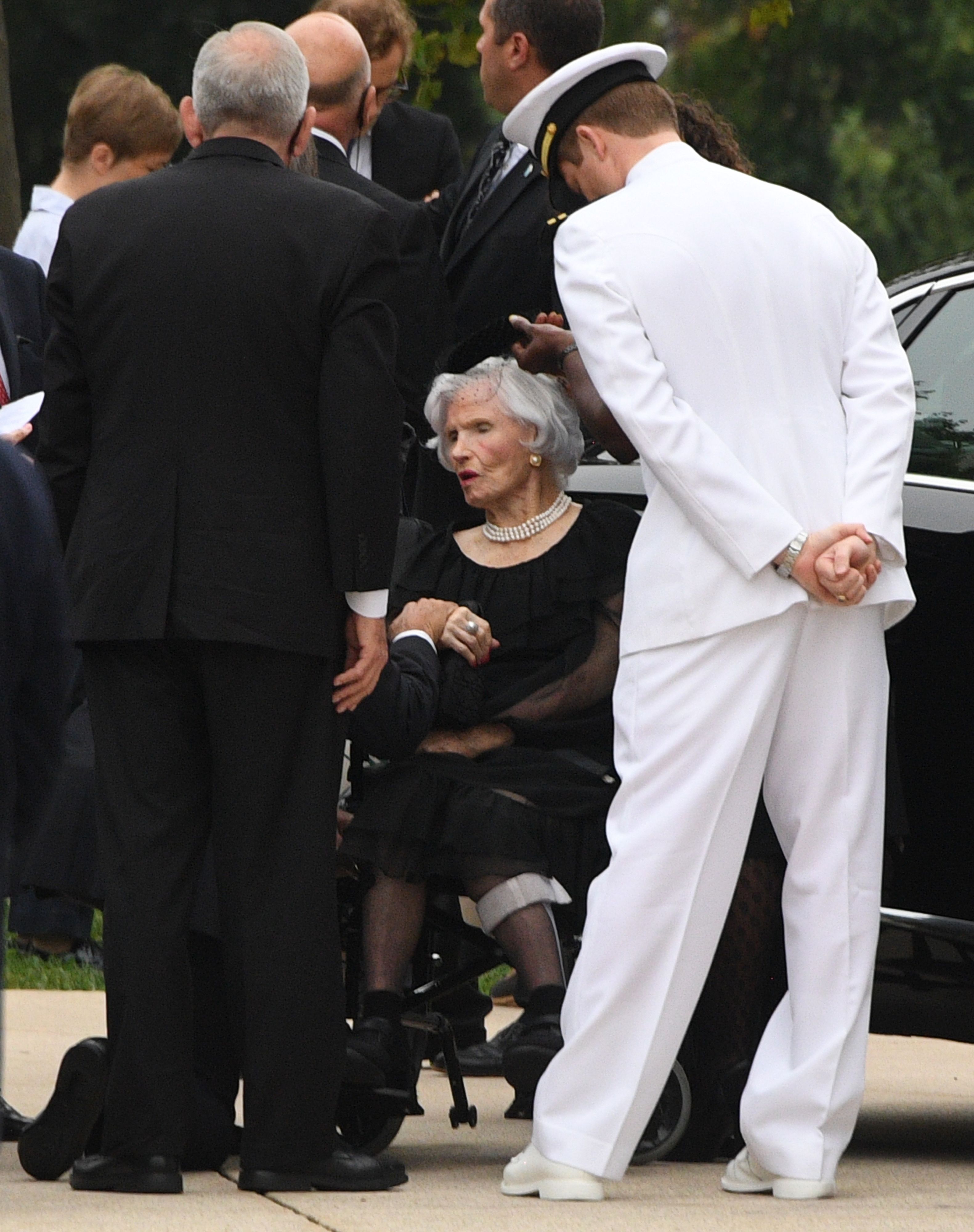 والدة جون ماكين فى الجنازة