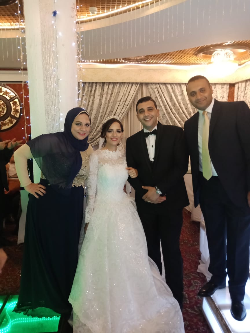 العروسان مع الأستاذة إيمان محيى وزوجها الأستاذ محمد عصام
