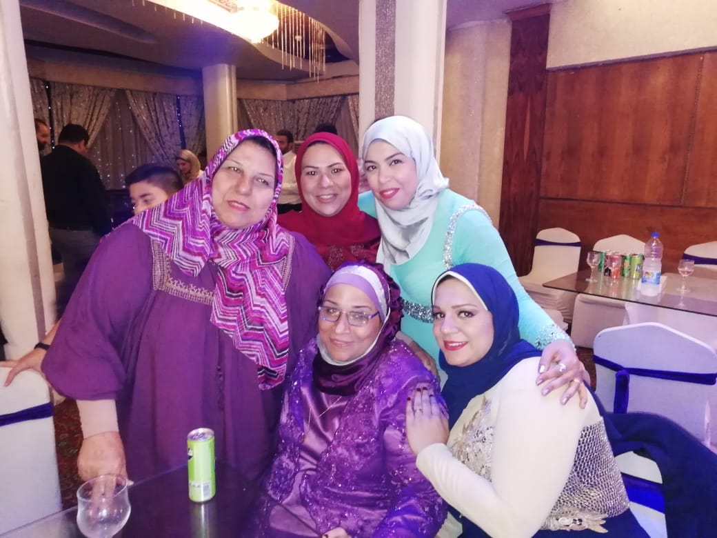الأستاذة أمينة إسماعيل والدة العروسة تلتقط الصورة التذكارية مع الأقرباء