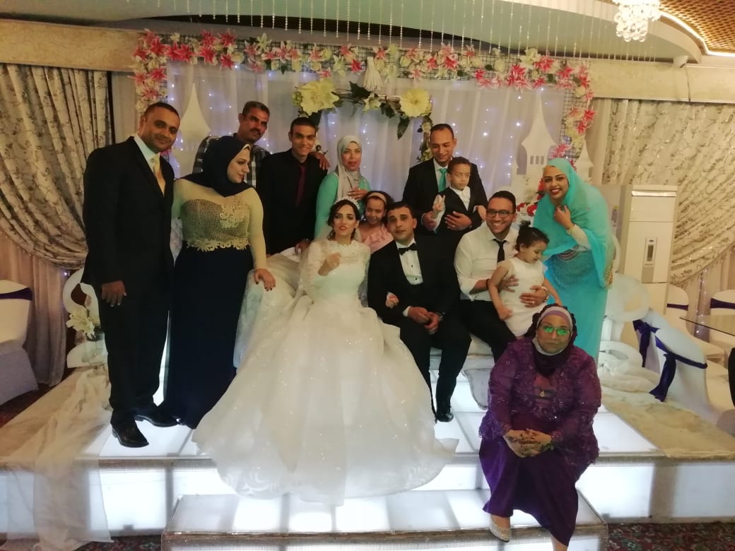 عائلة الزميل محمود محيى يلتقطون صورة تذكارية مع العروسان