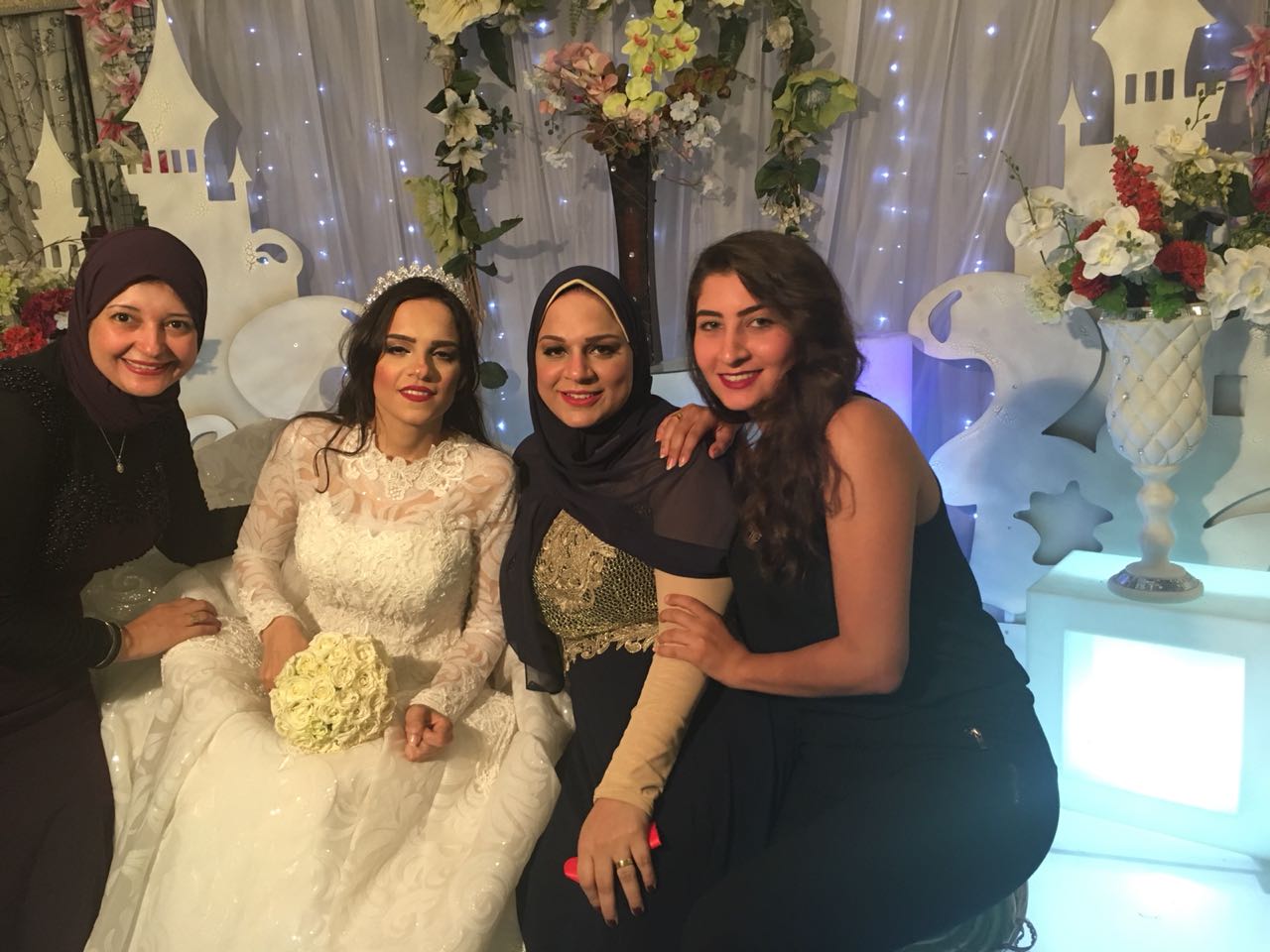 العروسة مع شقيقتها وأصدقائها