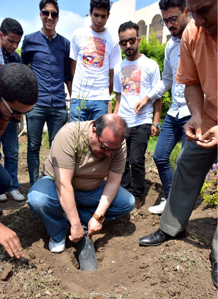 رئيس جامعة طنطا يزرع شجرة