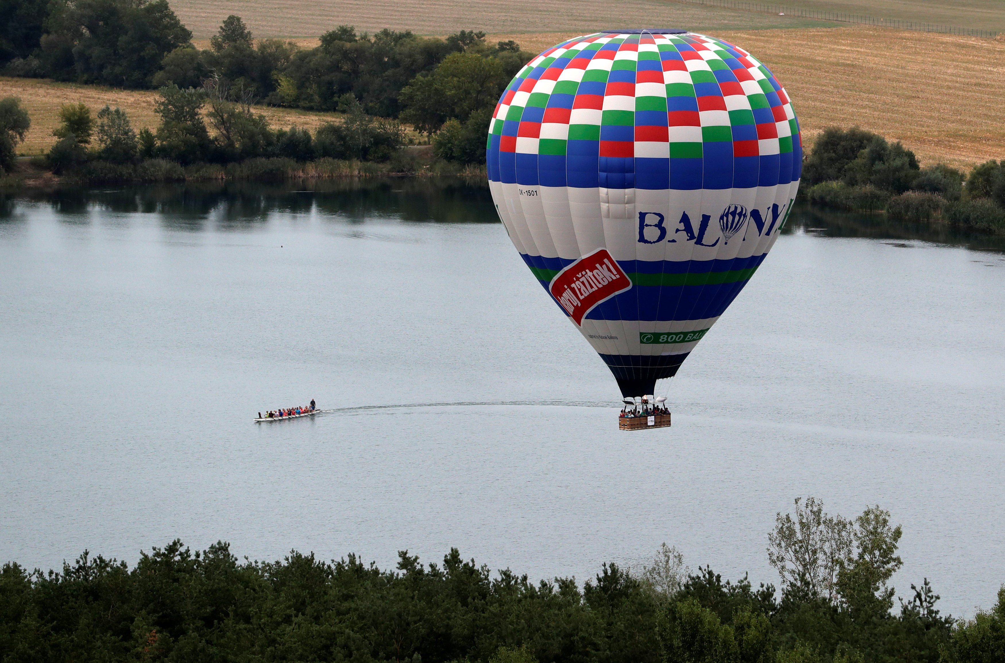 البالون يطير فوق نهر