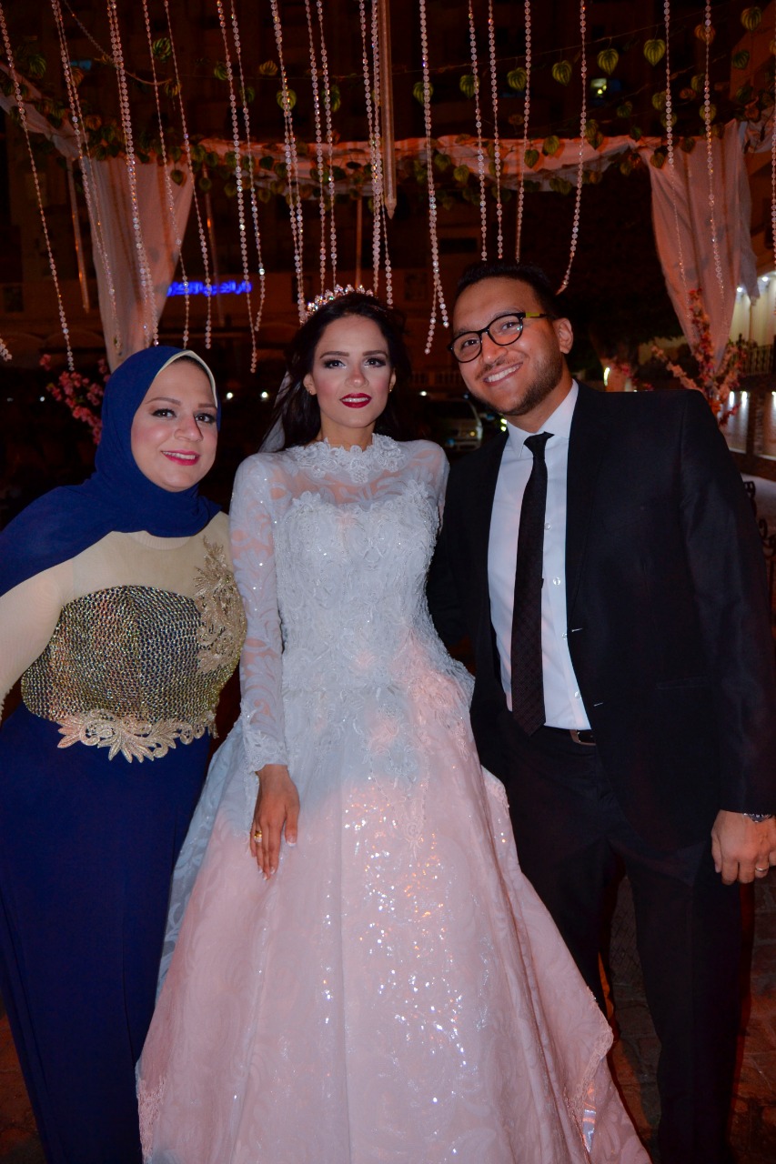 العروسة مع شقيقها الزميل محمود محيى وشقيقتها الأستاذة إيمان