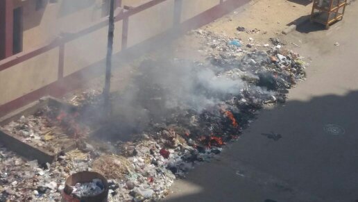 القمامة أمام مدرسة محمود خاطر (1)