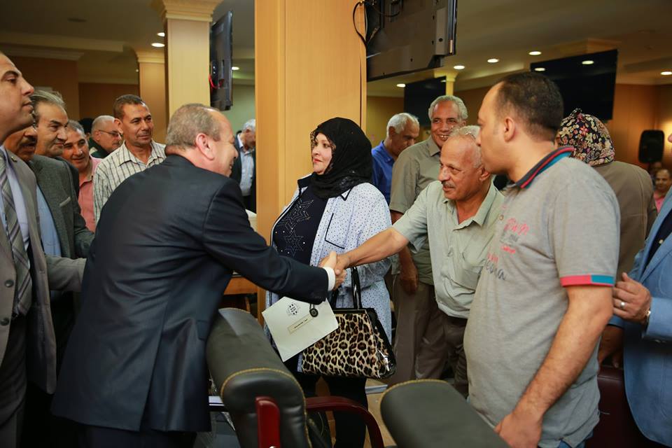 محافظ كفر الشيخ يصافح المواطنين عقب وصولة ديوان عام المحافظة  (20)