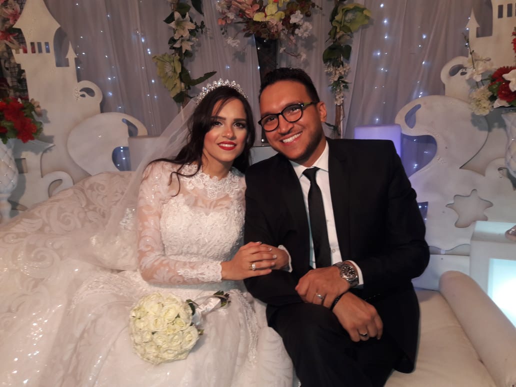 الزميل محمود محيى وشقيقته آية خلال حفل الزفاف