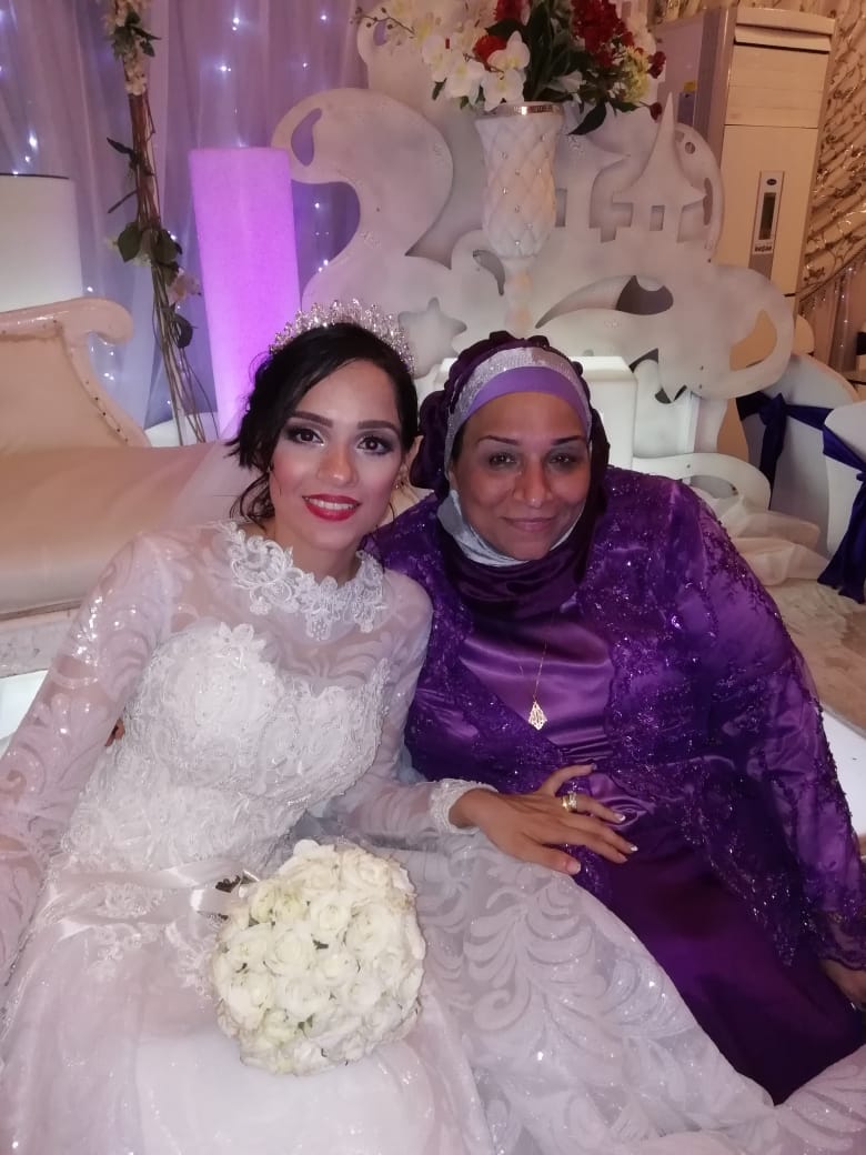 الأستاذة أمينة إسماعيل والدة العروسة تلتقط الصورة التذكارية مع نجلتها
