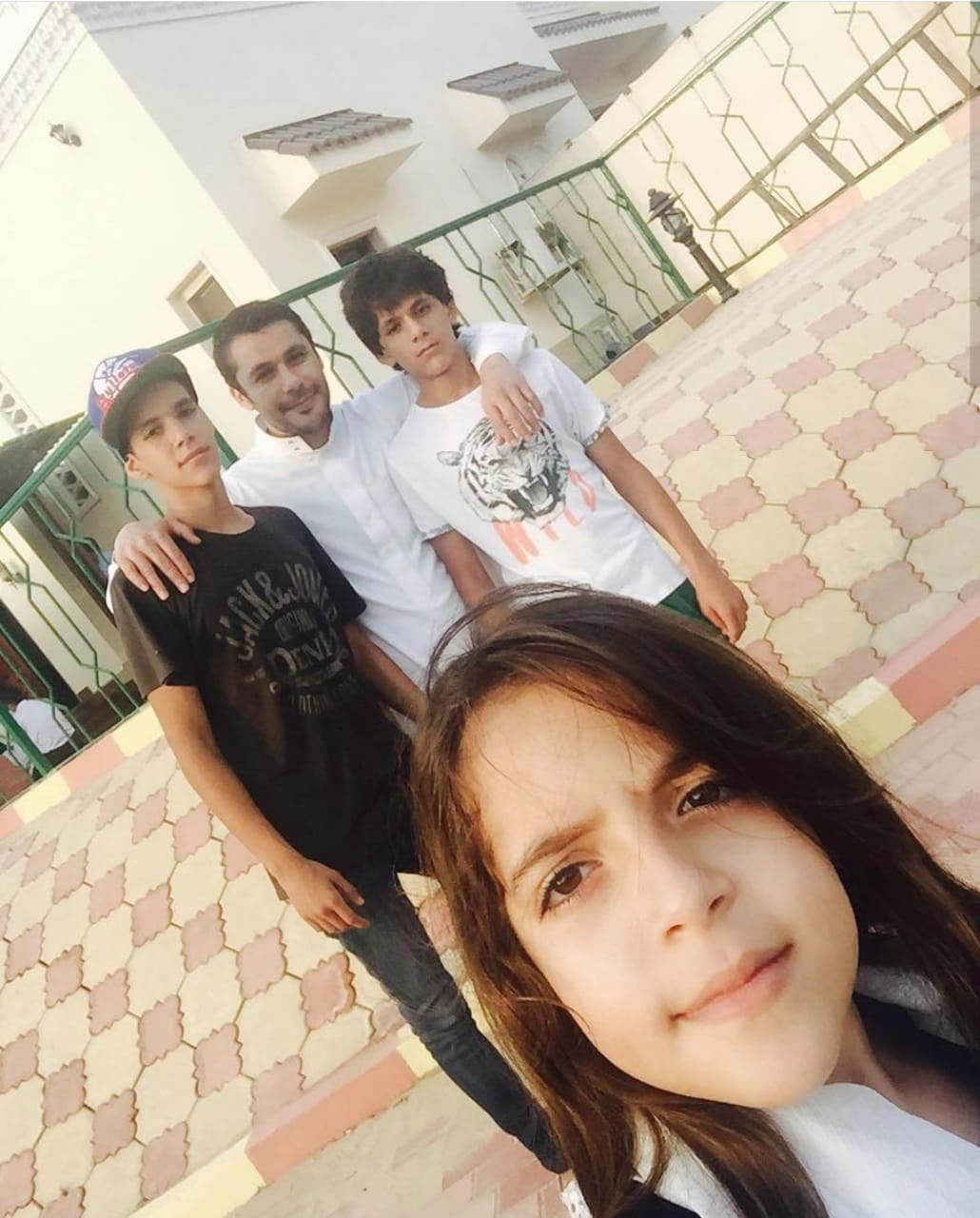 سيلفى أحمد حسن مع أبناؤه