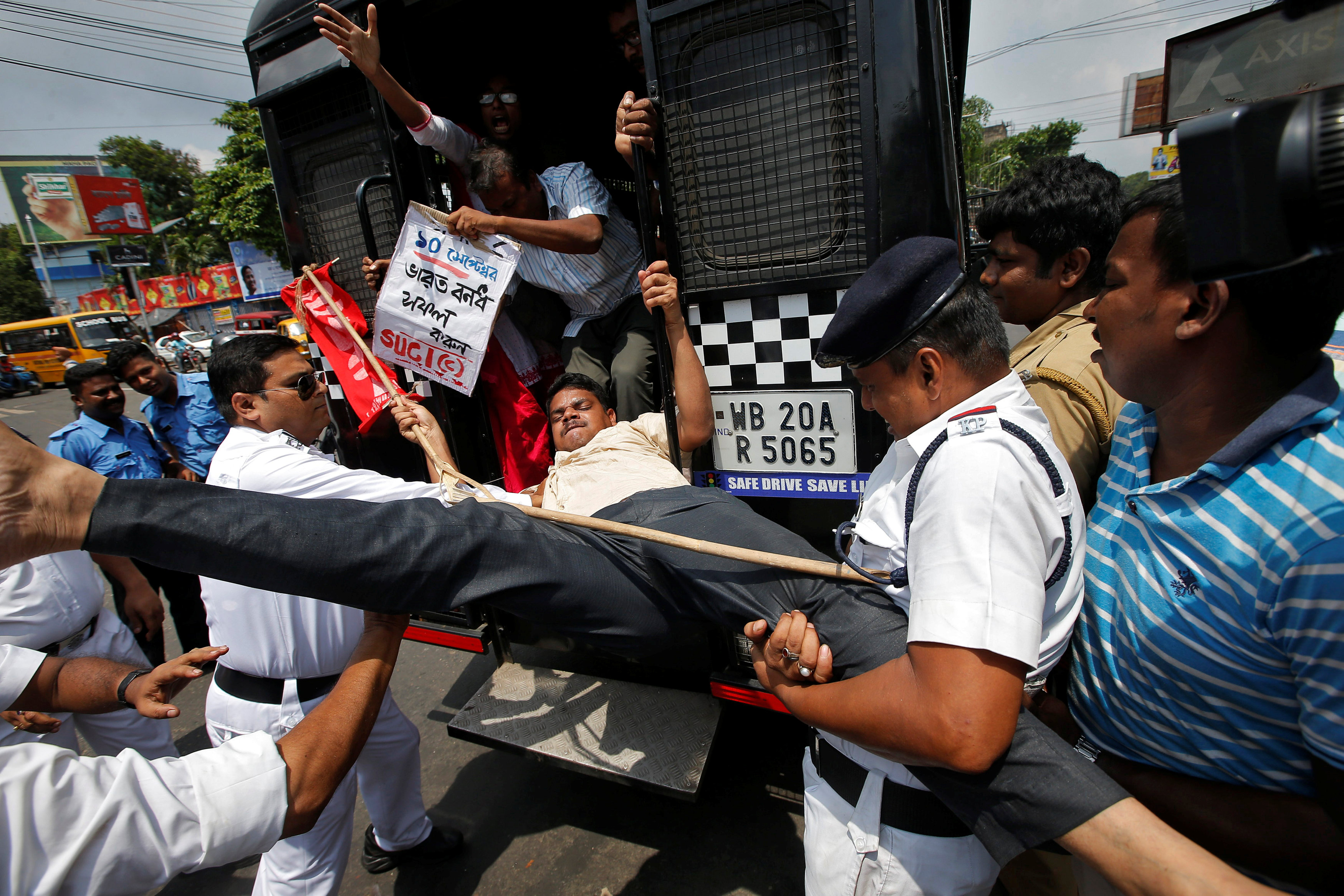 الشرطة تضبط أحد النشطاء فى مركز الوحدة الاشتراكية فى الهند فى كولكاتا