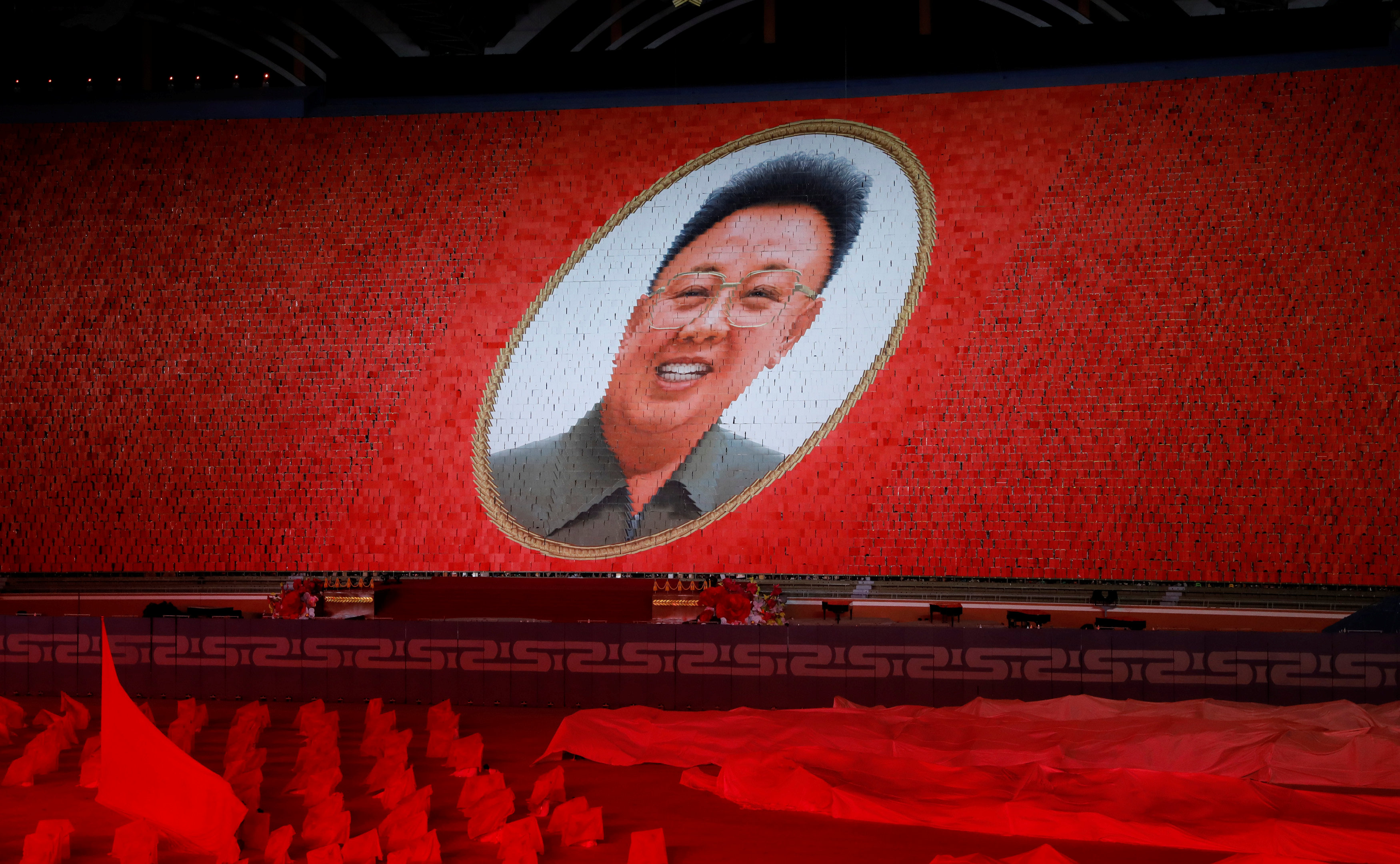 صورة زعيم كوريا الشمالية تتوسط أحد الاحتفالات