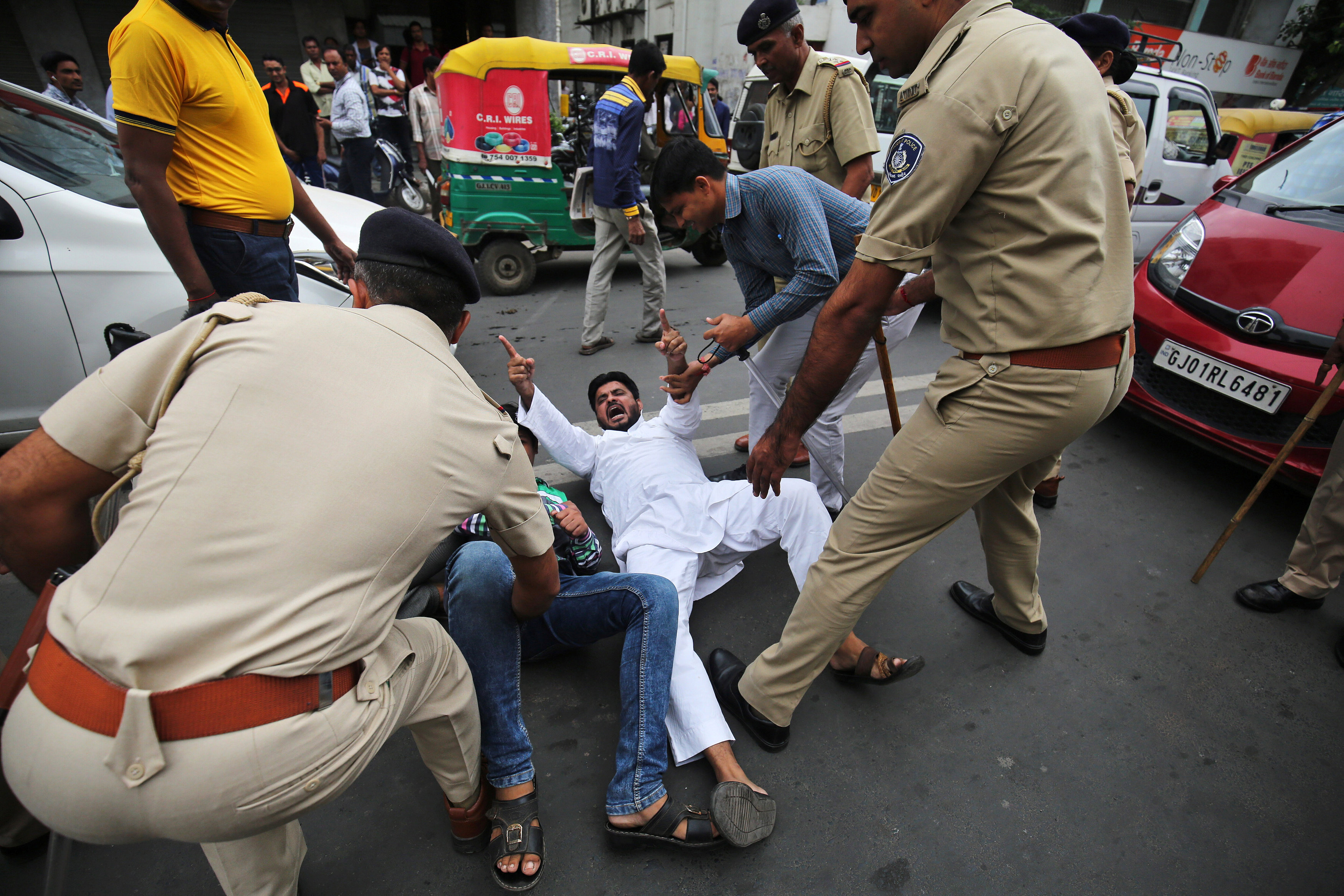 مواطن هندى يحاول الفرار من الشرطة عقب القاء القبض عليه