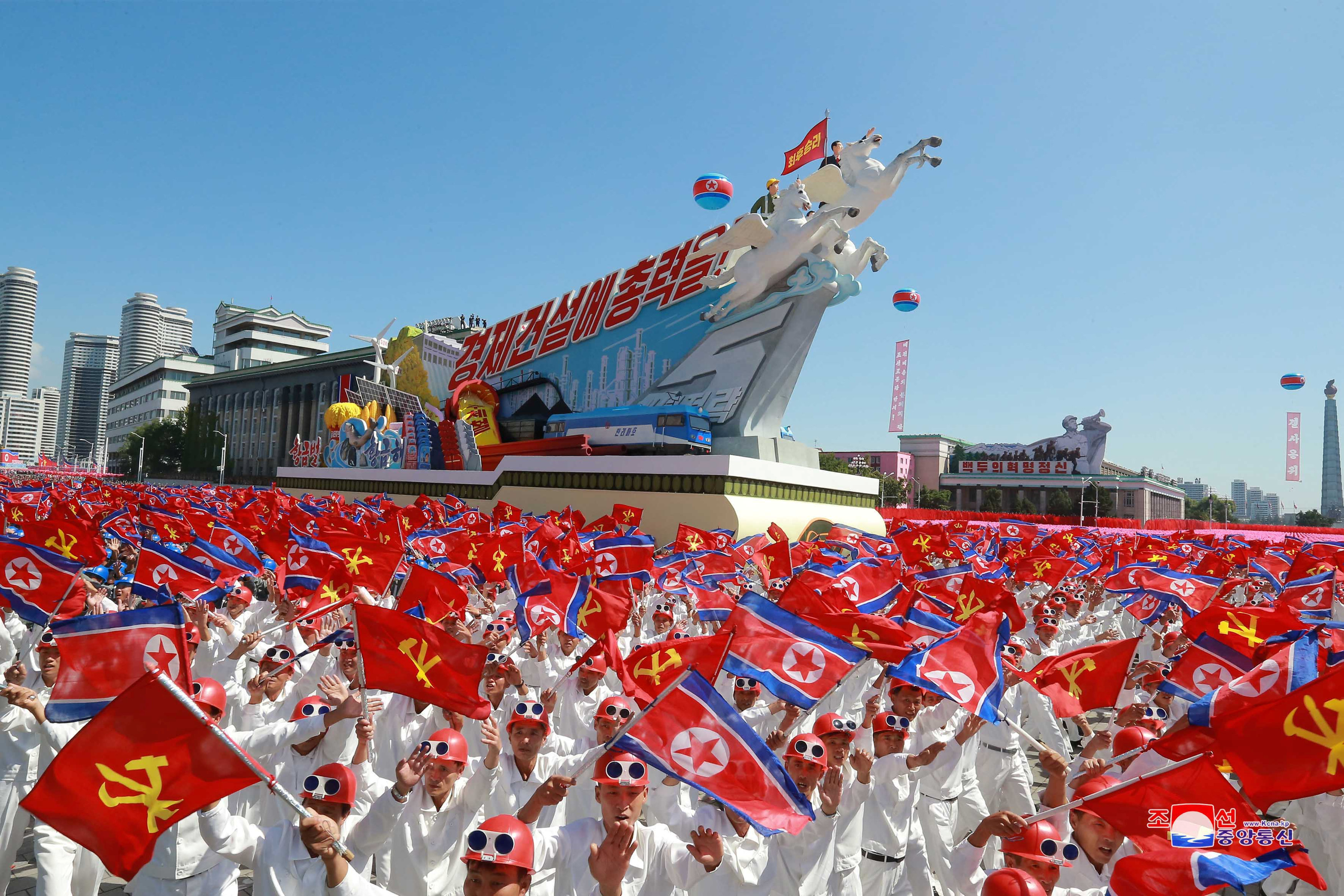 مواطنون يحملون أعلام كوريا الشمالية