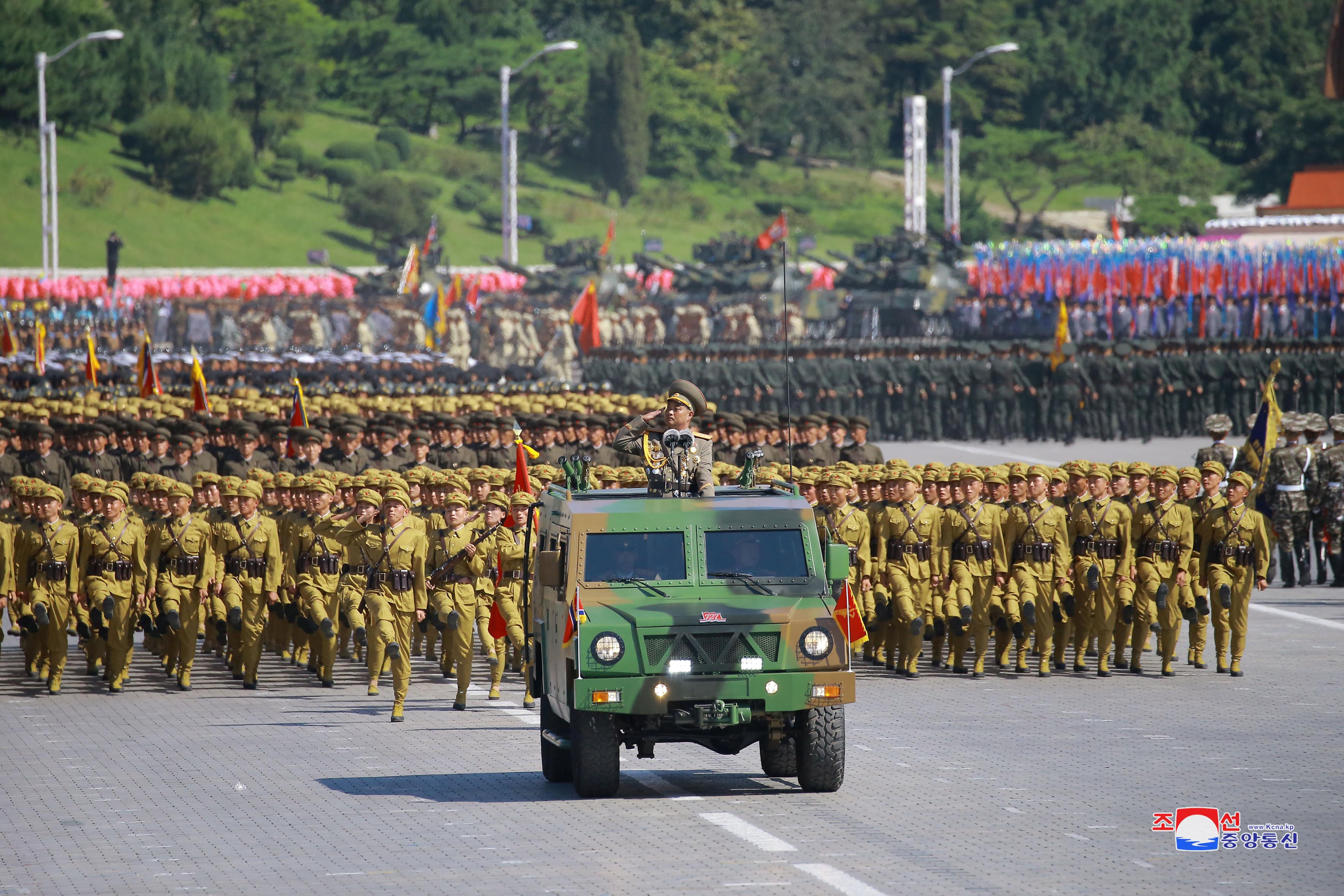 عروض عسكرية فى كوريا الشمالية احتفالا باليوم الوطنى