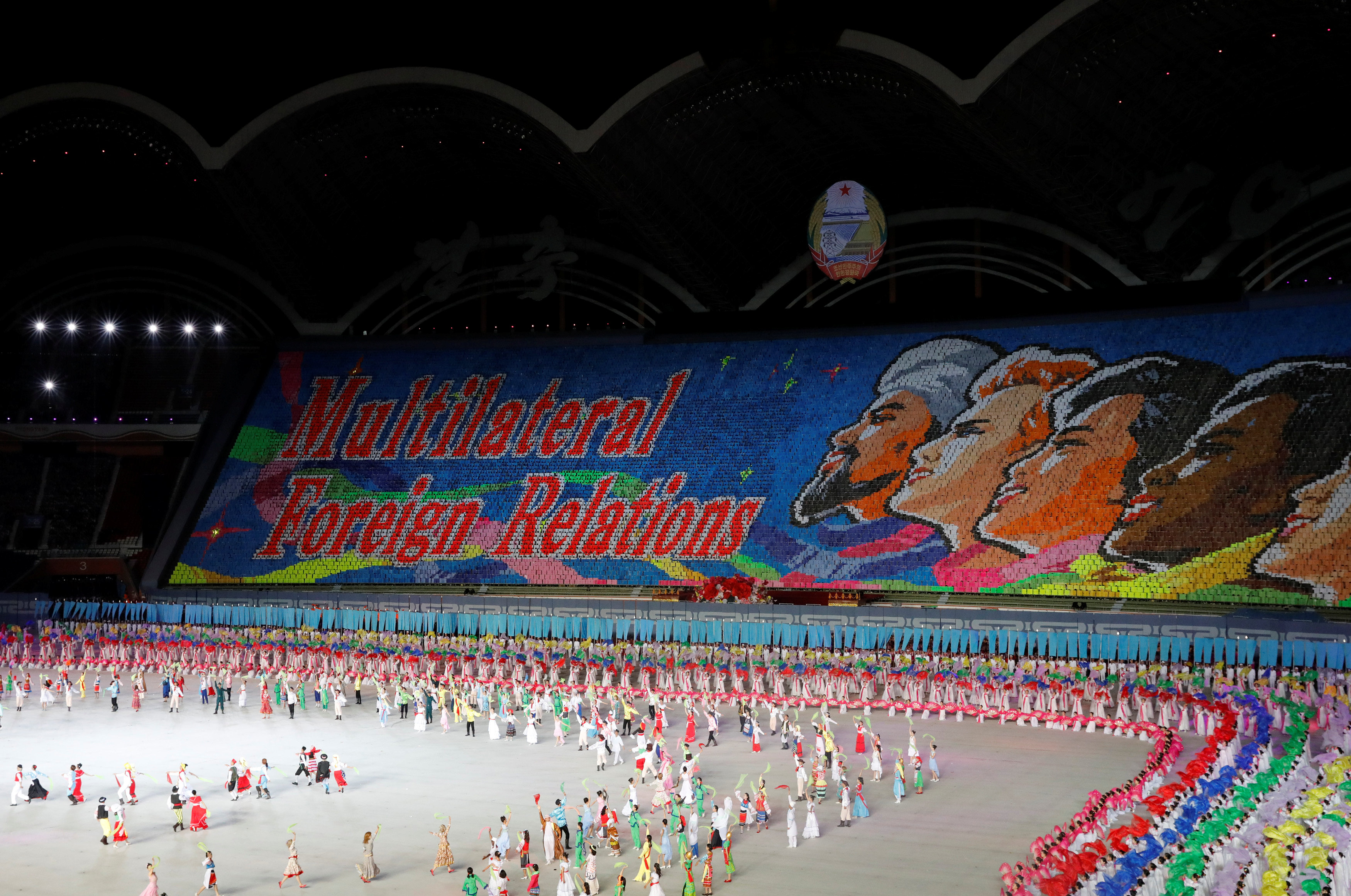 احتفالات فنية أثناء الاحتفال باليوم الوطنى لكوريا الشمالية