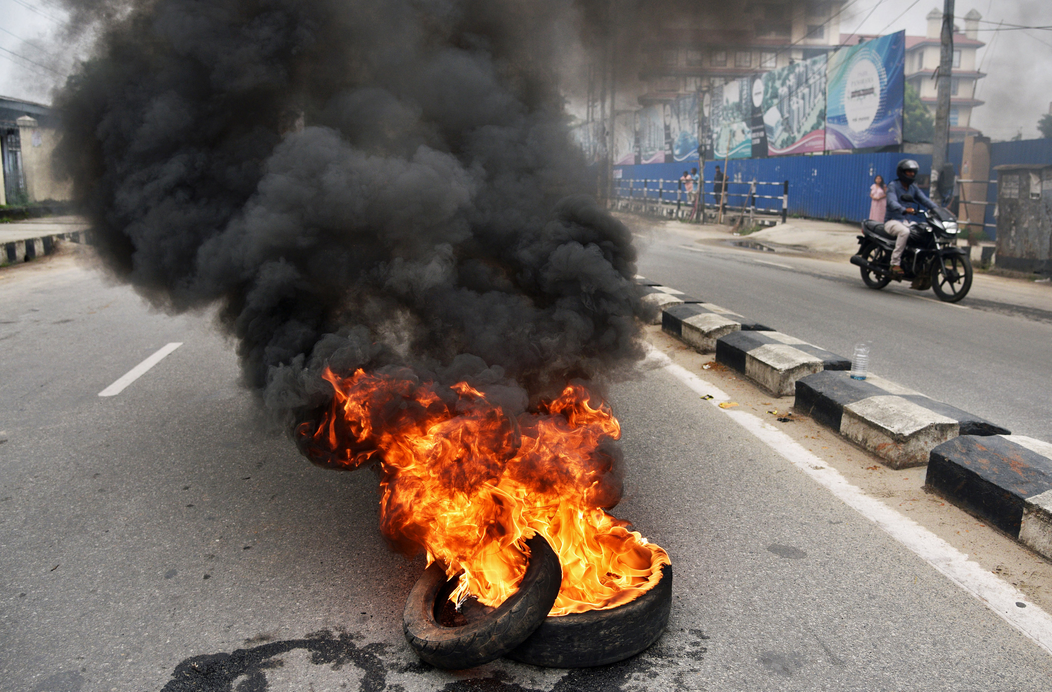 المتظاهرين يشعلون إطارات السيارات