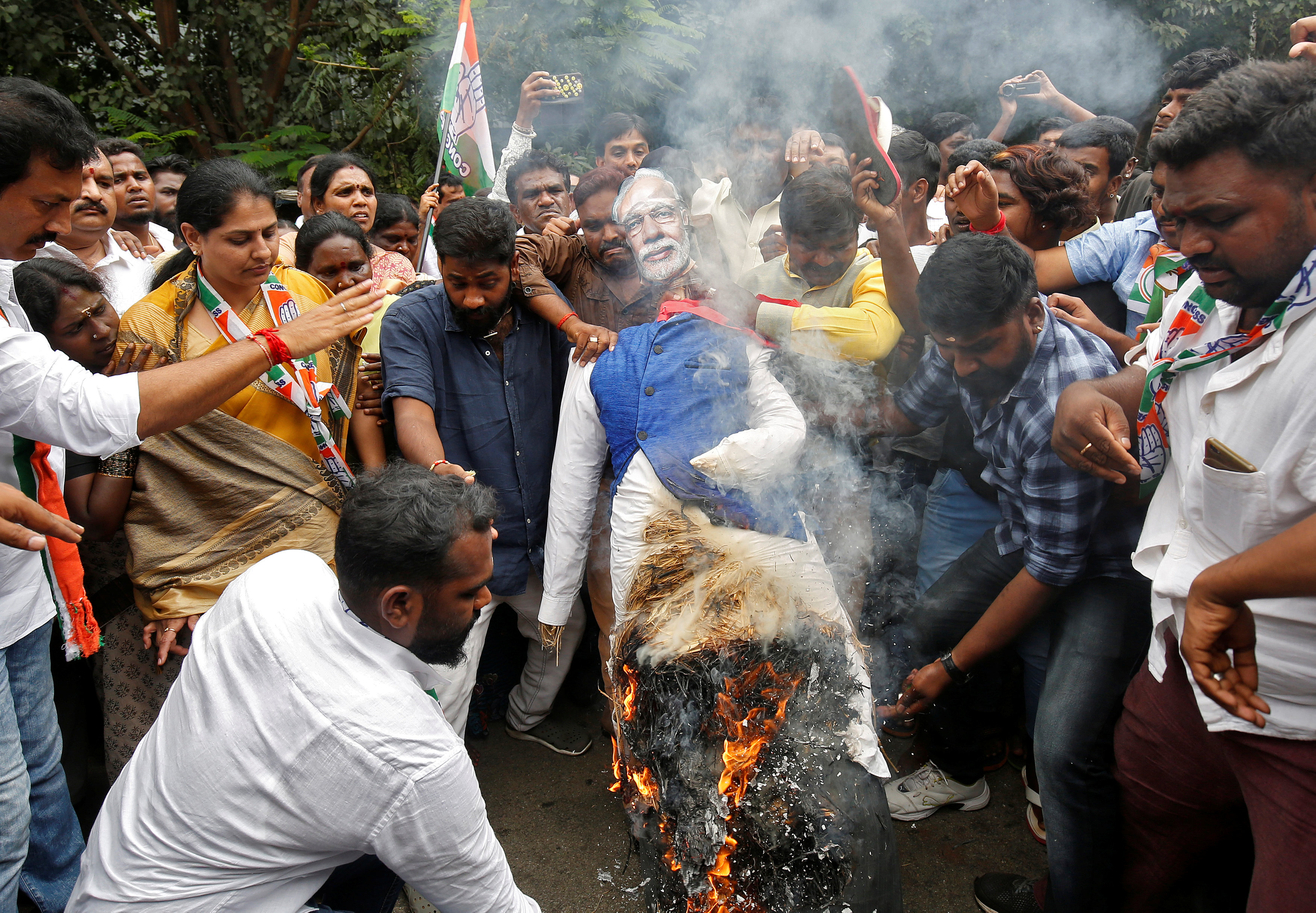 المتظاهرين يحرقون تمثالاً لرئيس وزراء الهند
